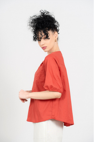 Дамска блуза от фин памук в цвят керемида с бродирани елементи