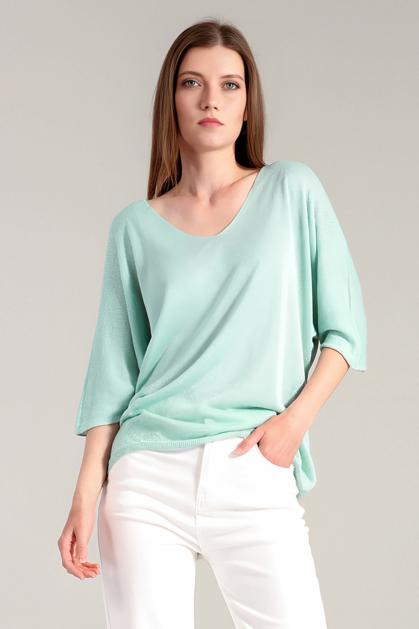 Дамска блуза в светлозелено с остро деколте и нишка ламе