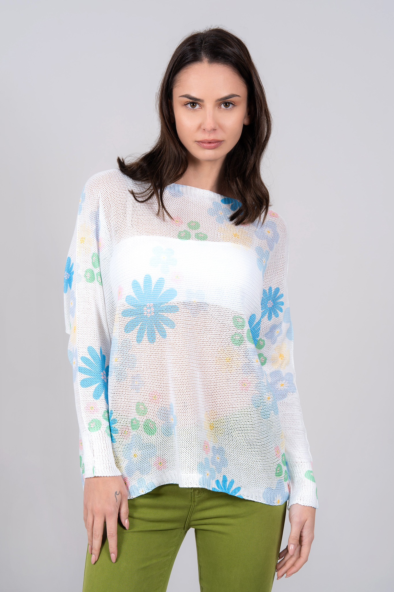 Дамска оувърсайз плетена блуза в бяло с принт сини цветя