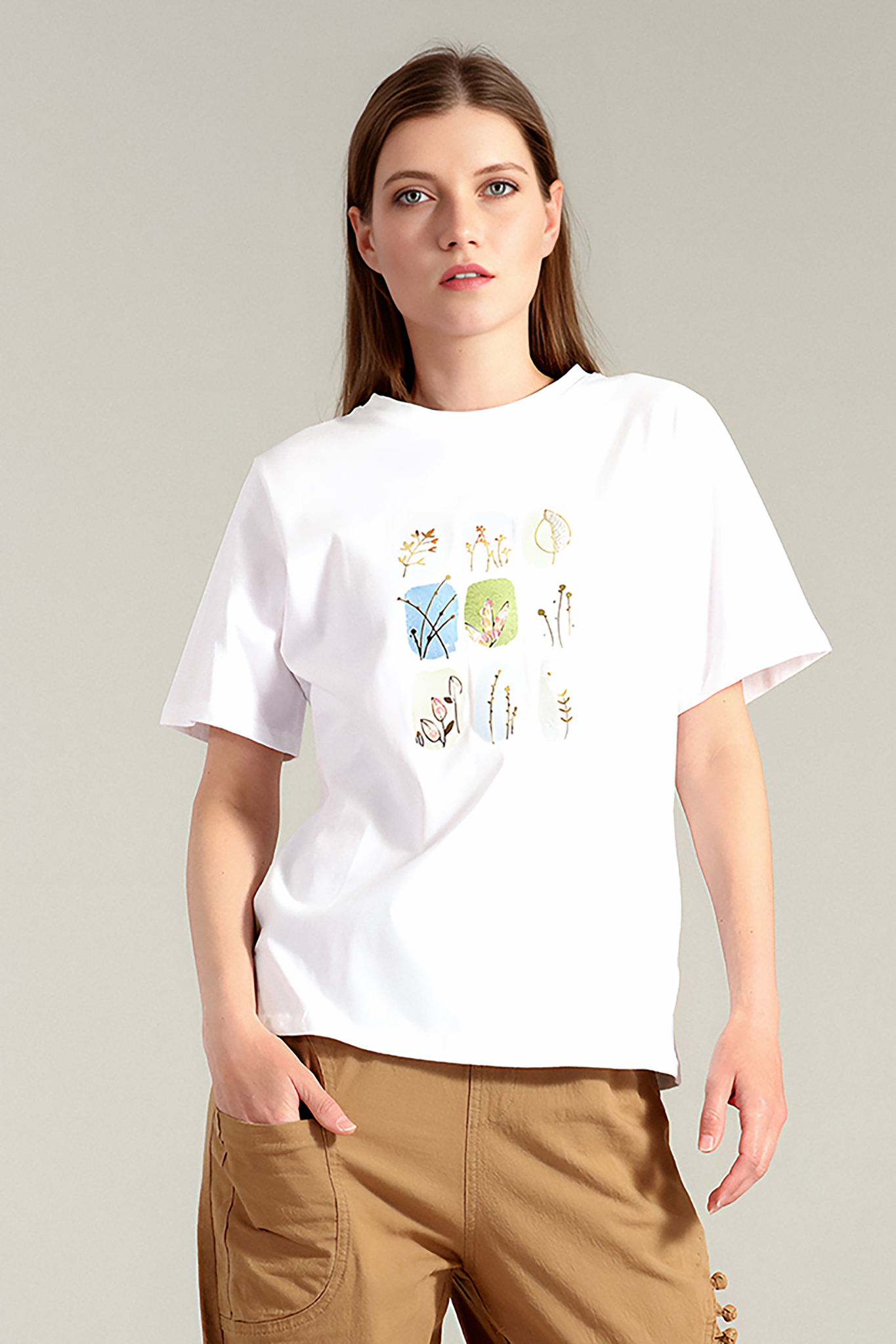 Дамска тениска в бяло с щампа златисти листа с пайети и мъниста