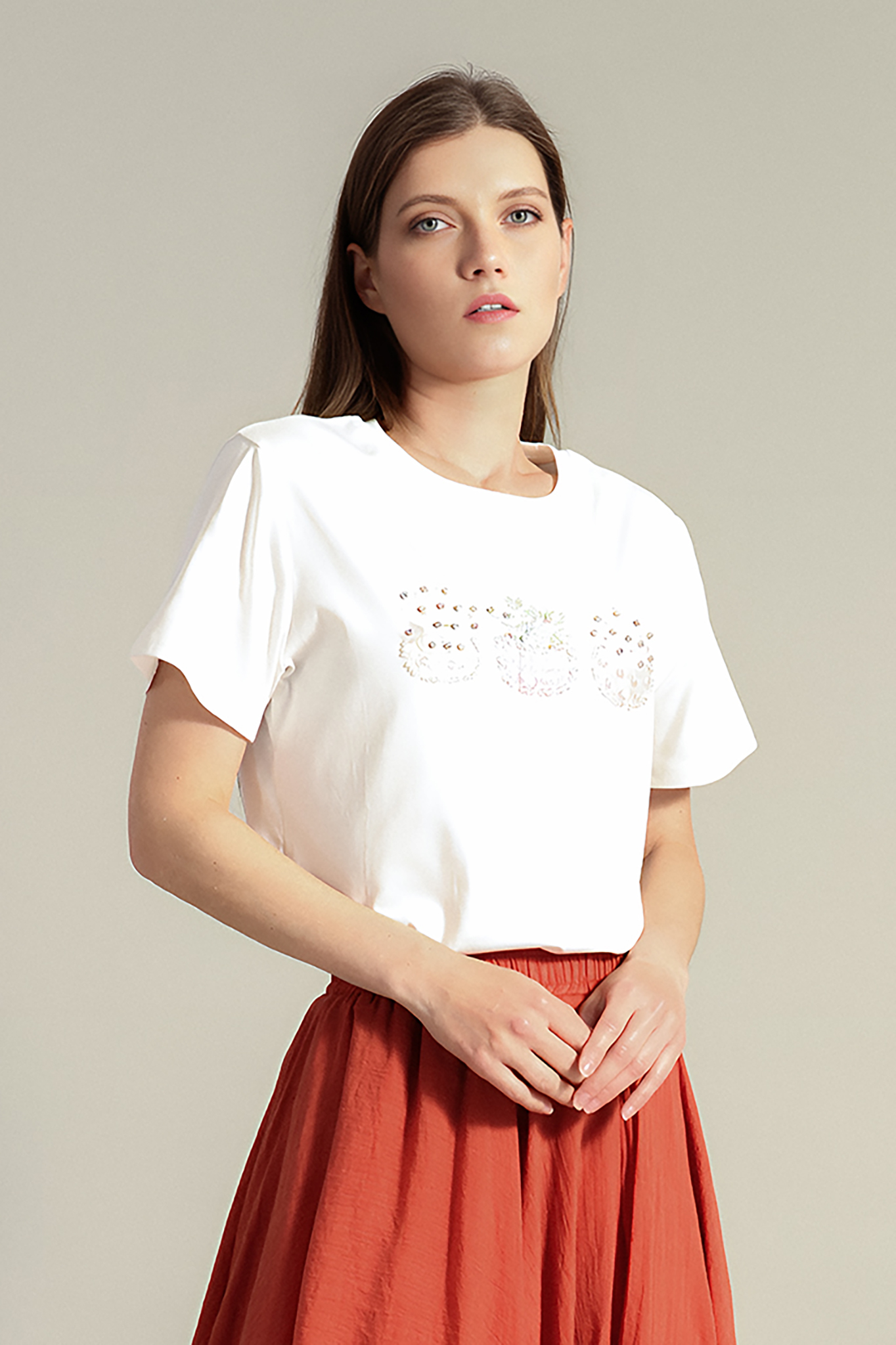 Дамска тениска в бяло със саксии и цветя с камъни и пайети