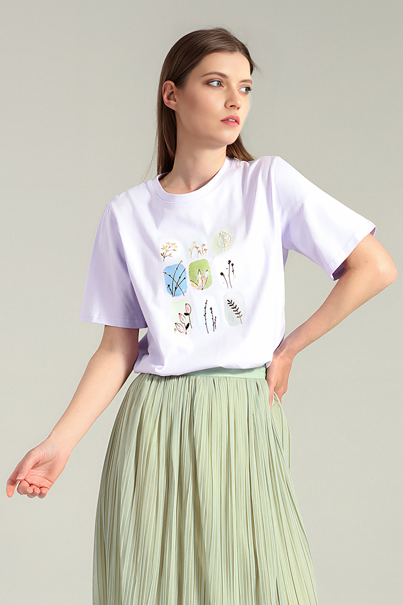 Дамска тениска в светлолилаво с щампа златисти листа с пайети и мъниста