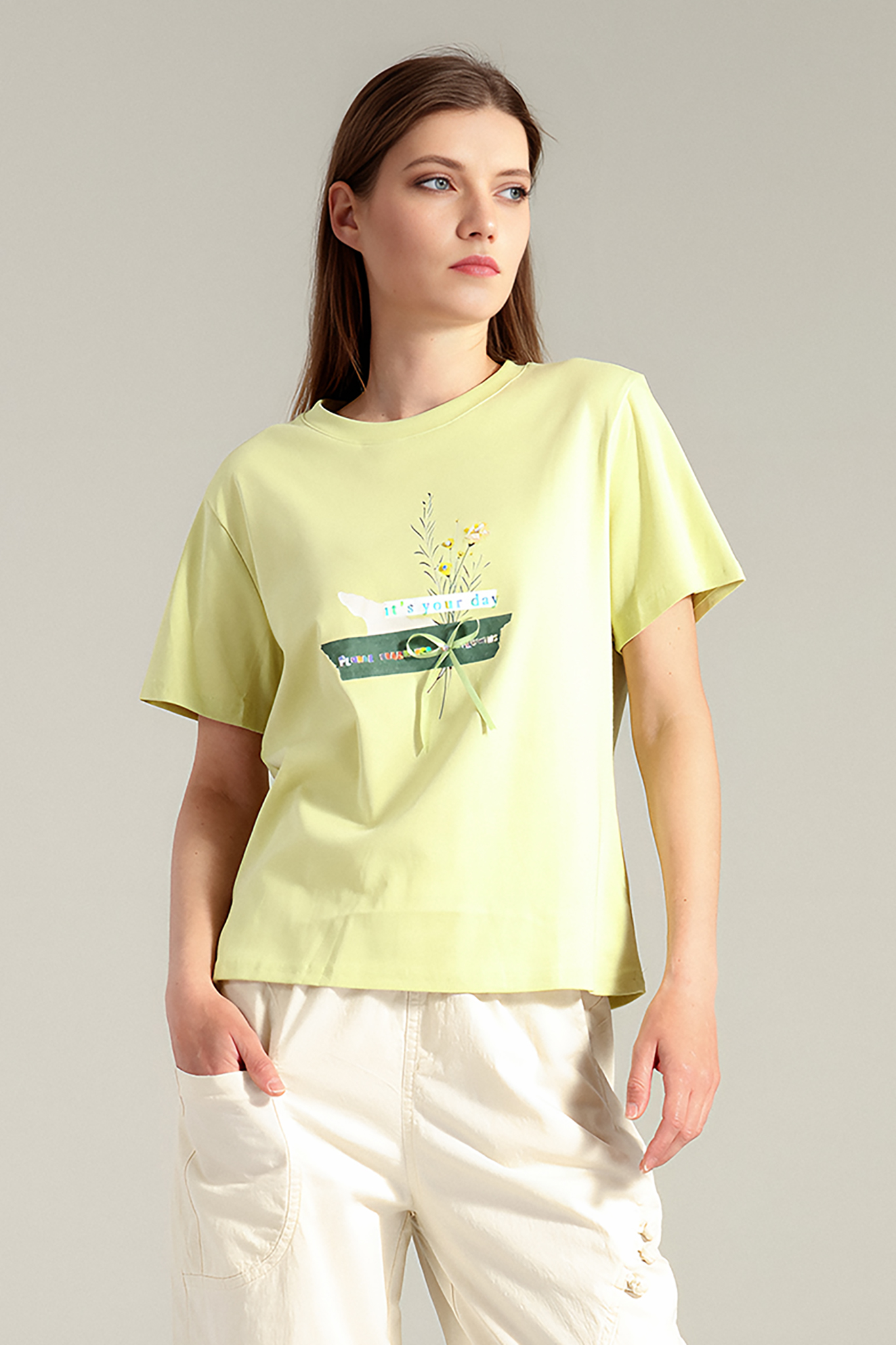 Дамска тениска в светлозелено с щампа цветя с камъни и зелена панделка