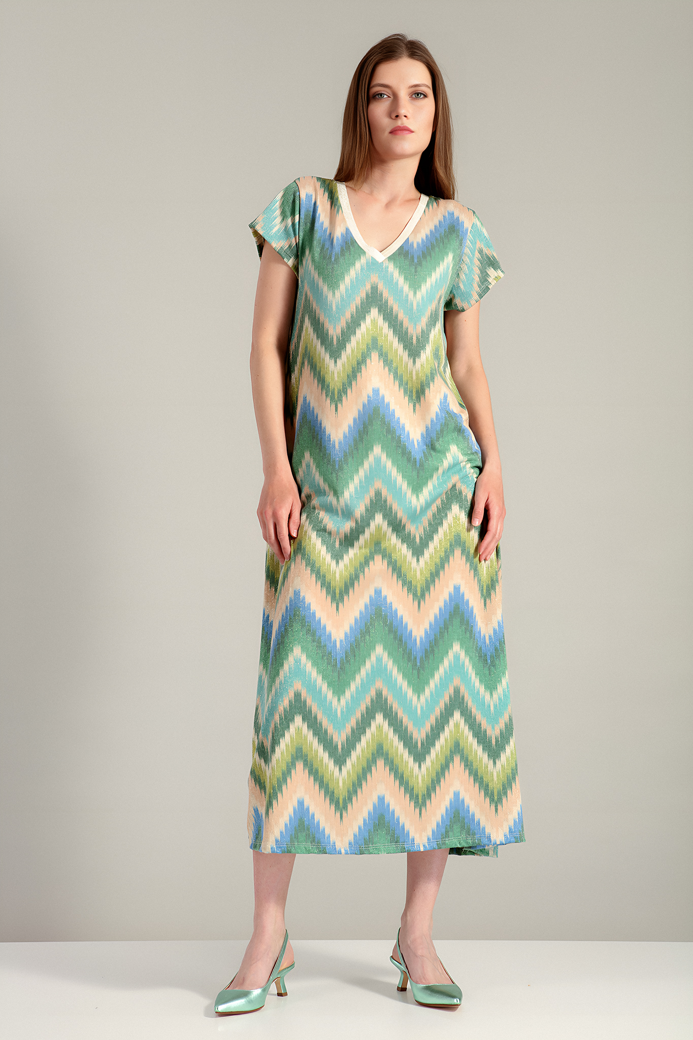 Дълга свободна рокля с геометричен принт в синьо, зелено и розово