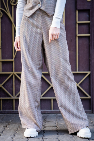 Дамски панталон в бежово със ситен пепитен принт и пайети