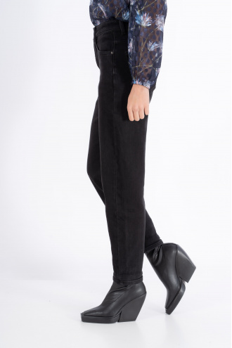 Дамски широки дънки в черно с кафява кожена емблема на малкия джоб с лека вата