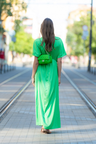 Дълга сатенирана рокля в зелено