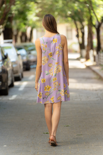 Широка къса рокля в лилаво с принт жълти цветя