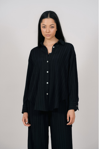 Дамски комплект в черно с риза и панталон от релефна материя