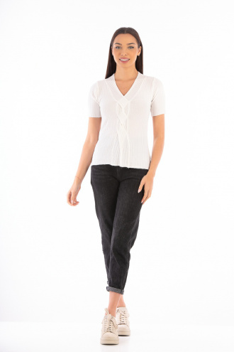 Дамска блуза от фино плетиво в бяло с плитка в средата