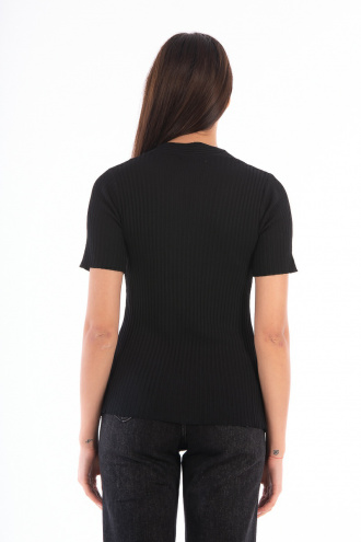 Дамска блуза от фино плетиво в черно с плитка в средата