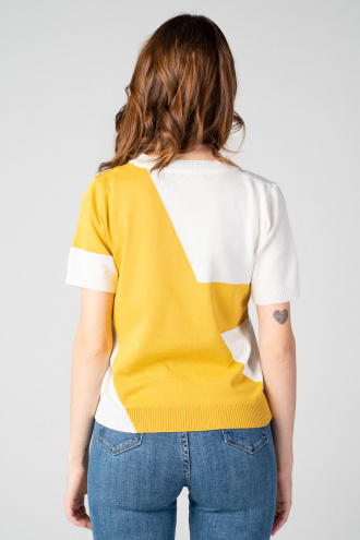 Дамска блуза от фино плетиво в бяло със жълт акцент