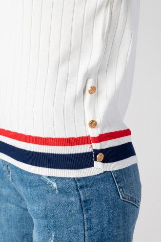 Дамска блуза в бяло с кант ленти в червено и синьо и странични копчета