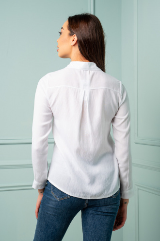 Дамска риза в бяло със синя панделка