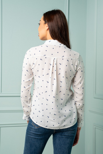 Дамска риза в бяло със синя панделка и принт точки и айфелова кула