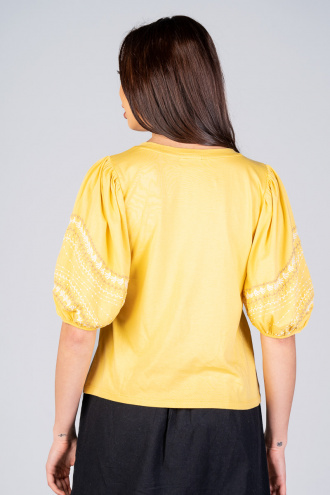 Дамска блуза в жълто с буфан ръкав и нежна бродерия