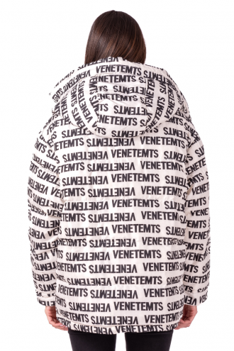Дамско късо яке в бяло с принт черни букви
