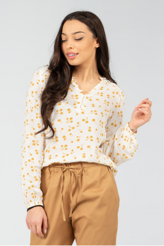 Дамска блуза в цвят екрю със ситен принт бежови цветя