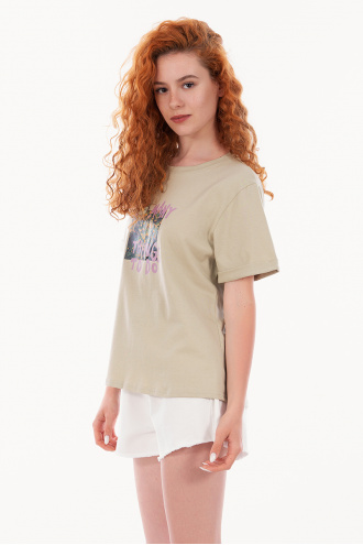 Дамска тениска в бежово с щампа и надписи