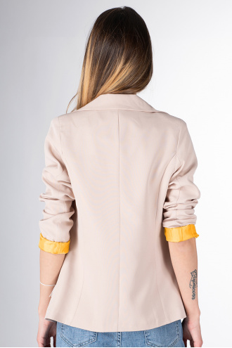 Дамско сако в бежово с копче и цветен хастар