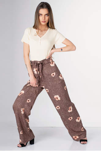 Дамски панталон със свободна кройка в кафяво с принт на цветя