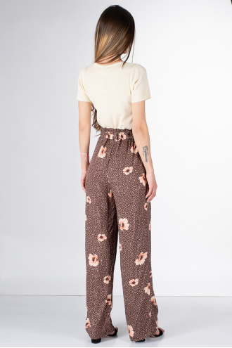 Дамски панталон със свободна кройка в кафяво с принт на цветя