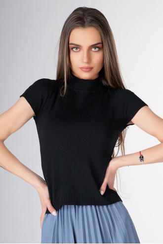 Дамска блуза фино плетиво с висока яка в черно