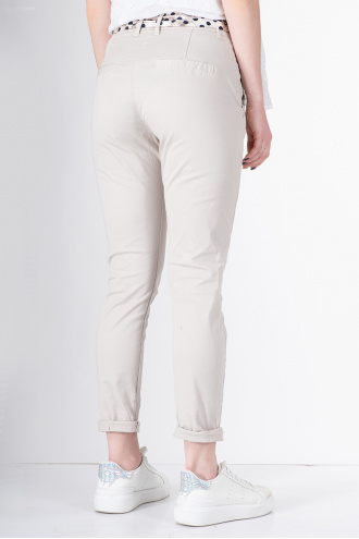 Памучен панталон в бежов цвят със сатенен колан