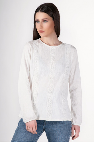 Блуза в бяло от релефна материя и плетена дантела