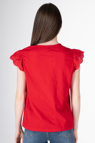 Дамска блуза в червено с рязана дантела по ръкава