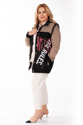 МАКСИ дънково яке в черно с плетени ръкави и цветни щампа с надписи