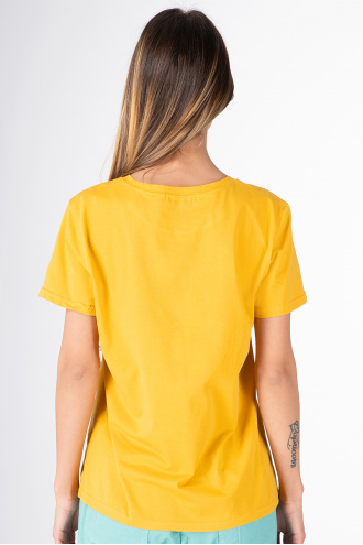 Тениска в жълто декорирана с цветни кристали