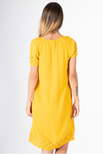 Дамска рокля в жълто с елементи на рязана бродерия