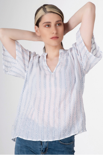 Дамска блуза в бяло с вертикални сини шевици