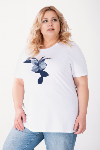МАКСИ тениска в бяло с принт тъмносиньо цвете