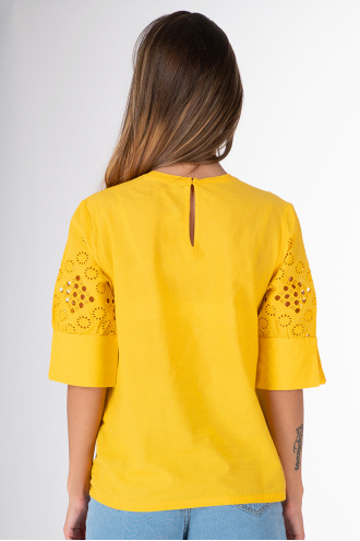 Дамска блуза с рязана бродерия в жълто с остро деколте
