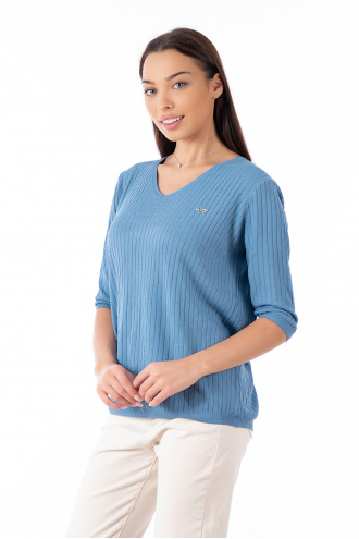 Дамска блуза в синьо от фино плетиво, релефна материя и метална емблема