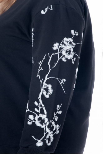МАКСИ блуза в черно с бели цветя по ръкавите