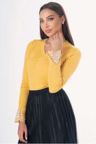 Дамска блуза в жълто от фино плетиво с ефектни ръкави