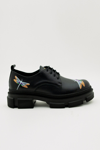Дамски обувки от естествена кожа в черно с бродерия