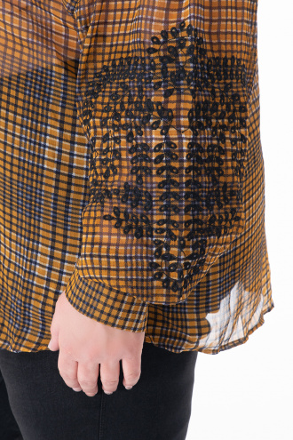 МАКСИ ефирна блуза в цвят къри с каре и бродерия на гърдите