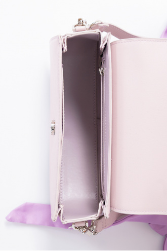 Дамска малака чанта в светлолилаво с плитка на дръжката