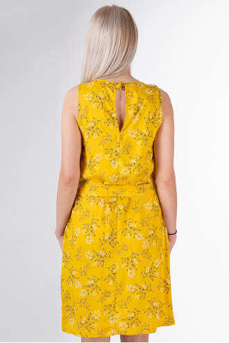 Ефирна рокля в жълто с колан на талията