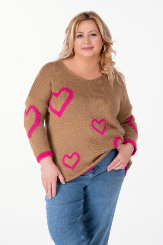 МАКСИ пуловер от едро плетиво в светлокафяво с принт розови сърца