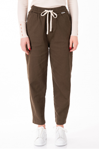 Дамски панталон от плътен памук в цвят милитъри с ластик и връзки в талията