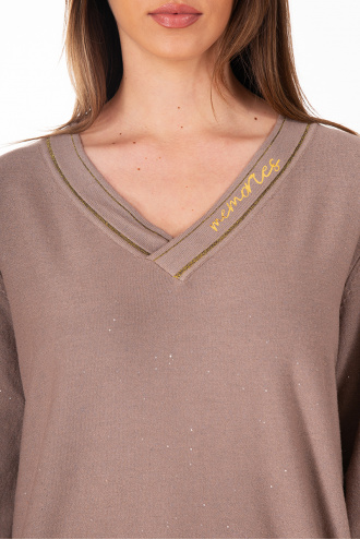 Дамски пуловер от фино плетиво в бежово с остро деколте и златист надпис