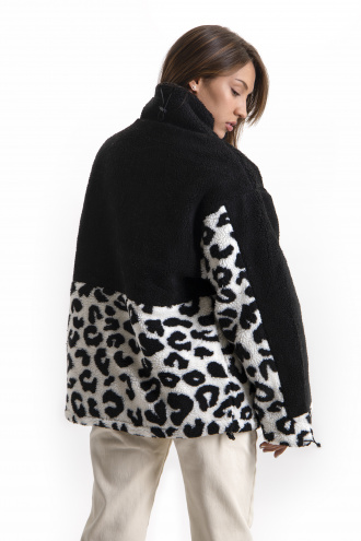 Дамско пухено палто в черно с бял животински принт в долната част