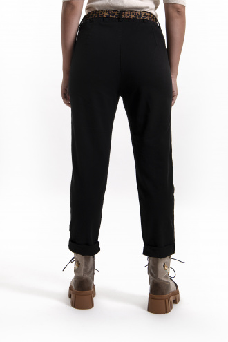 Дамски панталон от плътен памук в черно с ластик в талията и цветен колан