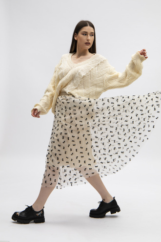 Дамски пуловер в екрю от едро плетиво и дантелени елементи