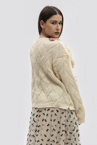 Дамски пуловер в екрю от едро плетиво и дантелени елементи